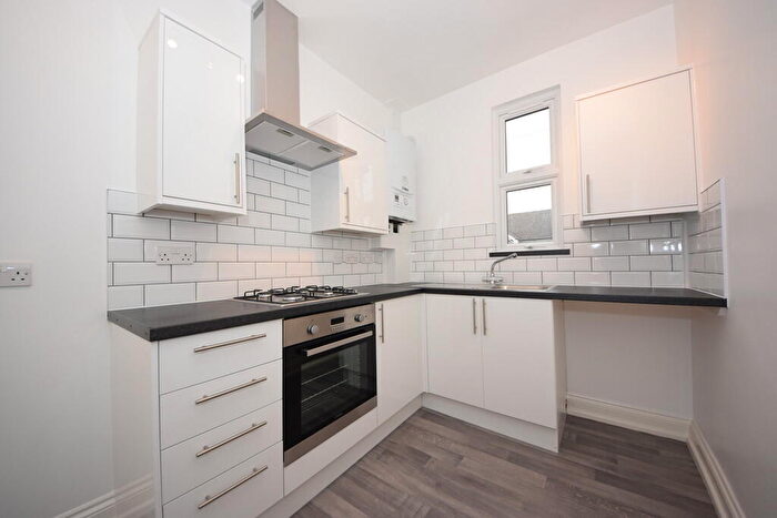 3 Bedroom Terraced House To Rent In Earlswood Gardens, Ilford, IG5