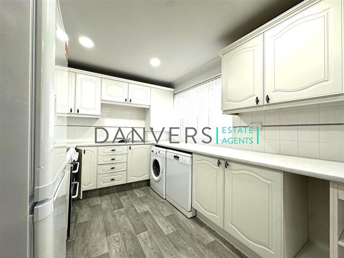 3 Bedroom Flat To Rent In Ashleigh Road, Leicester, LE3