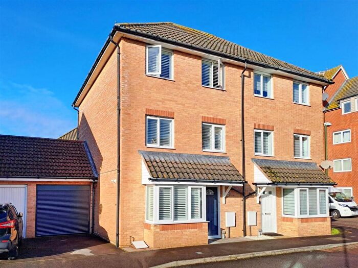 4 Bedroom Town House For Sale In Gratwicke Drive, Elysian Fields, Littlehampton, BN17