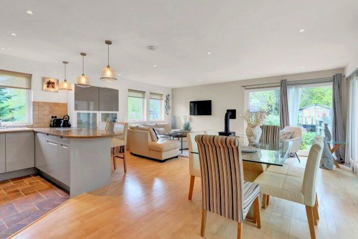 3 Bedroom Detached Bungalow To Rent In Wey Meadows, Weybridge, KT13