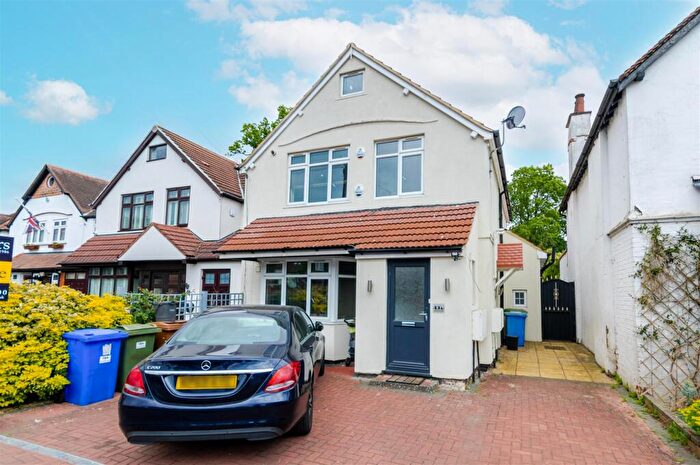 2 Bedroom Maisonette For Sale In B Eastcote Road, Pinner, HA5