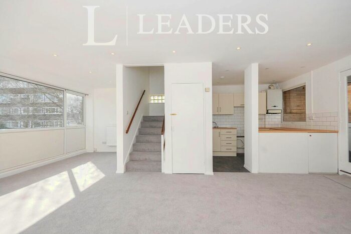 3 Bedroom Maisonette To Rent In Letchworth Drive, Bromley, BR2