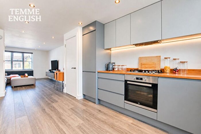 2 Bedroom Flat For Sale In Kenilworth Place, Noak Bridge, - Luxury Home!, SS15