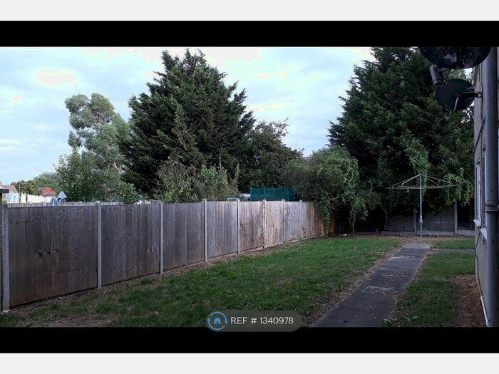 1 Bedroom Flat To Rent In Long Riding, Basildon, SS14