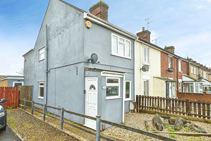 3 Bedroom End Of Terrace House For Sale In Hyde Road, Swindon, SN2