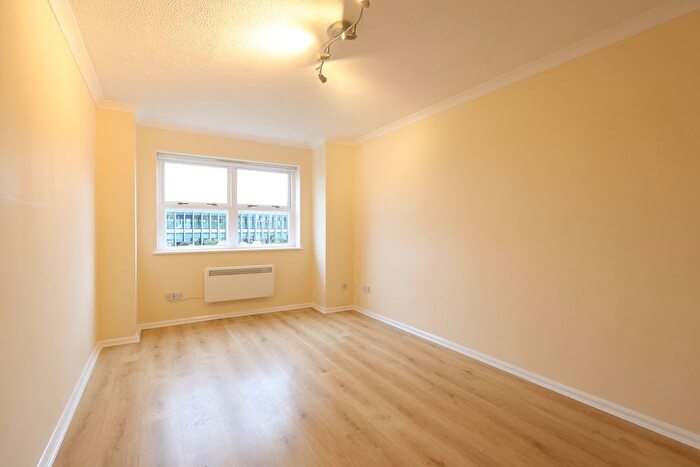 2 Bedroom Flat To Rent In Station Approach, Station Road, Kings Langley, Hertfordshire, WD4
