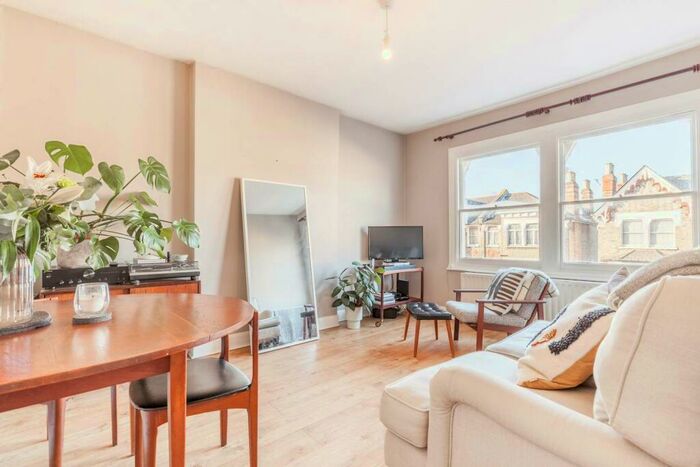 2 Bedroom Flat To Rent In Oakhurst Grove, East Dulwich, London, SE22