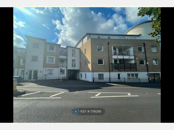 2 Bedroom Flat To Rent In Gateway Court, Sutton, SM1
