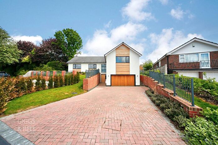 3 Bedroom Detached Bungalow For Sale In Wendover Way, Luton, Bedfordshire, LU2
