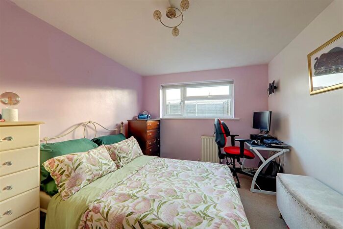 1 Bedroom Flat For Sale In Chapel Close, Wick, Littlehampton, BN17