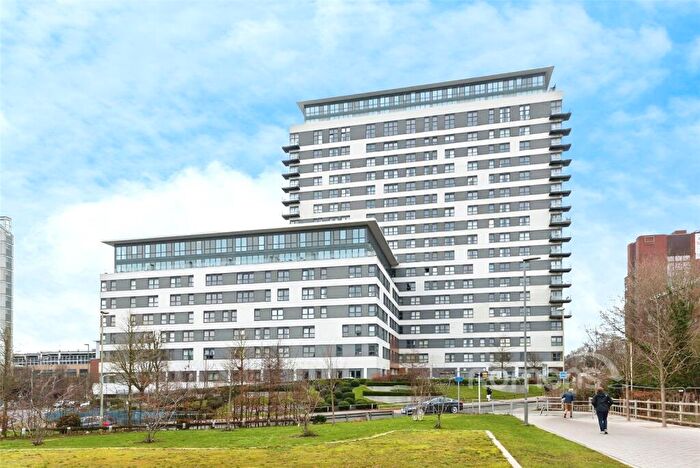 2 Bedroom Flat To Rent In Skyline Plaza, Alencon Link, Basingstoke, RG21