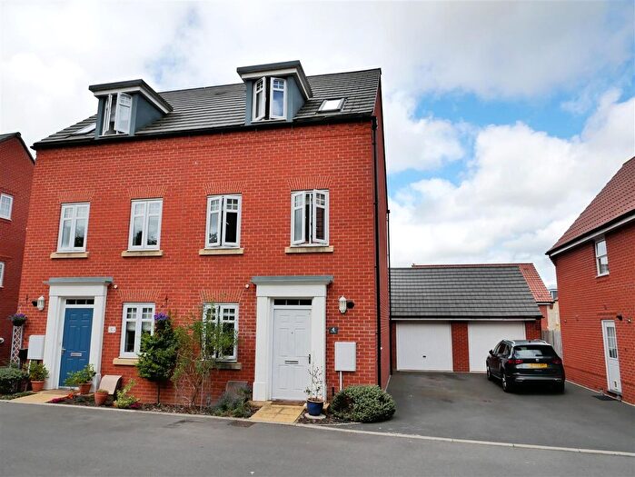 3 Bedroom Semi-Detached House For Sale In Dew Way, Calne, SN11