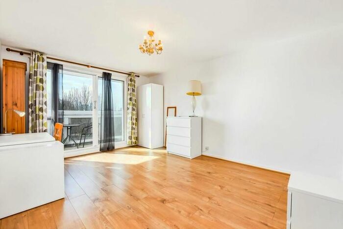 3 Bedroom Flat To Rent In Fern Street, London, E3