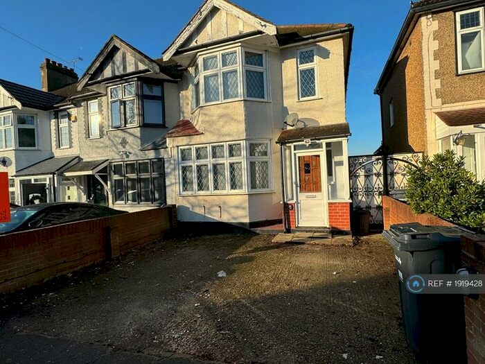 Houses to rent in Maybank Road, London, E18