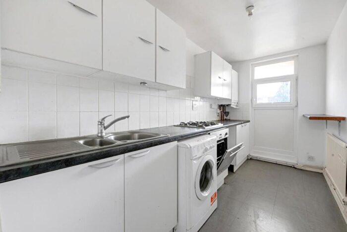 1 Bedroom Flat For Sale In Holmleigh Road Estate, London, N16