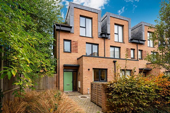 3 Bedroom Property For Sale In Reynard Way, TW8