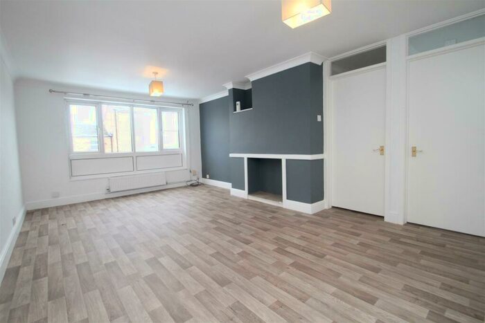 2 Bedroom Maisonette To Rent In Datchworth Turn, Leverstock Green, Hemel Hempstead, HP2