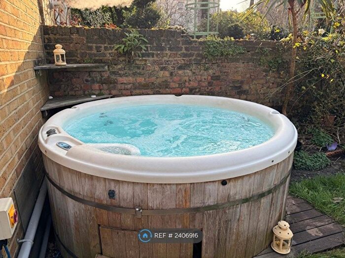 3 Bedroom Flat To Rent In Haycroft Road, London, SW2