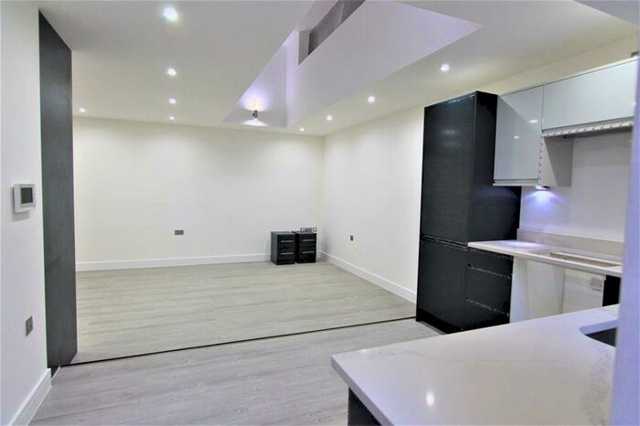 Apartment To Rent In Wick Lane, London, E3