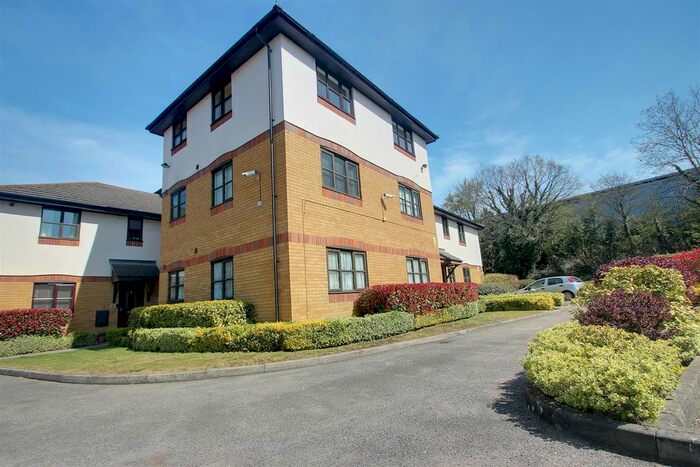 1 Bedroom Flat To Rent In Water Lane, Kings Langley, WD4