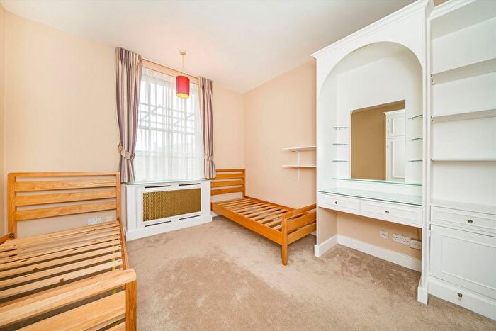 4 Bedroom Flat To Rent In Warwick Gardens, Holland Park, W14