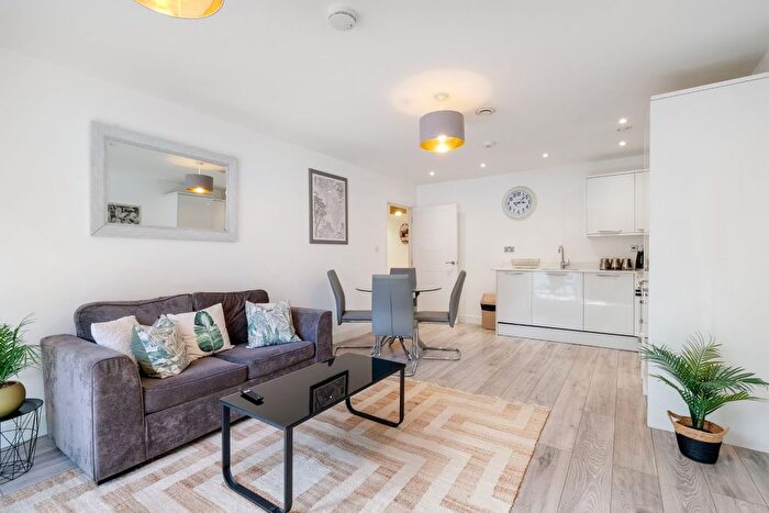 2 Bedroom Flat To Rent In Aldenham Road, Bushey, WD19