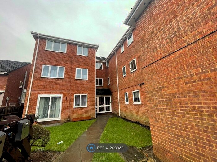 2 Bedroom Flat To Rent In Sovereign Court, Aylesbury, HP19