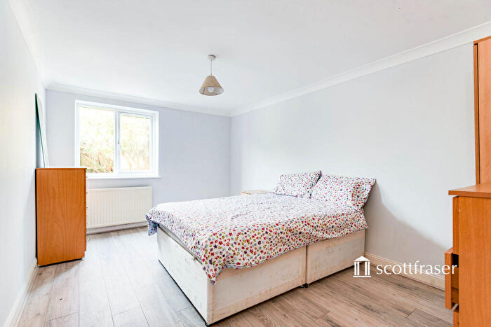 2 Bedroom Apartment To Rent In Fernhill Court, OX5