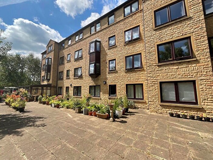 1 Bedroom Flat To Rent In Third-Floor Flat, St James Court, Bradford Road, Brighouse, West Yorkshire, HD6
