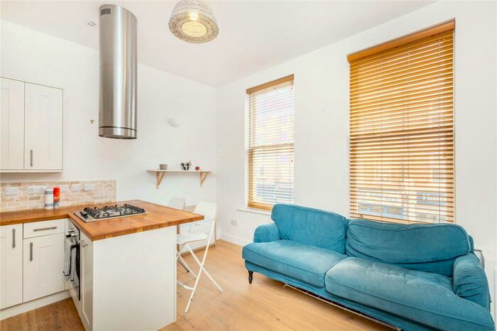 1 Bedroom Property To Rent In Bedford Hill, London, SW12