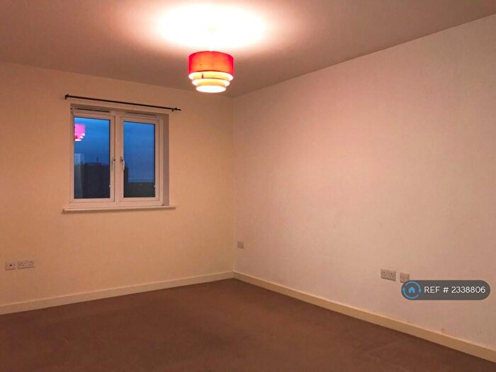 2 Bedroom Flat To Rent In Aspect Court, Slough, SL1