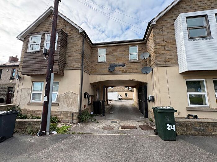 2 Bedroom Flat To Rent In Ashfield, Bradford, BD4