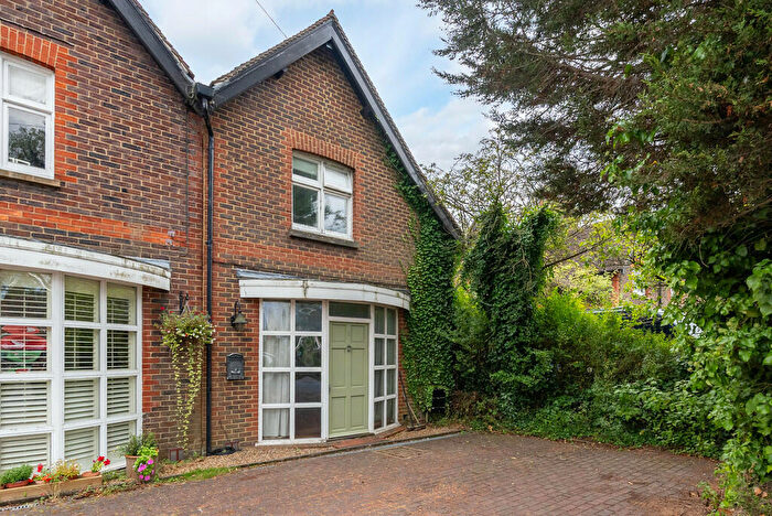 2 Bedroom Ground Maisonette For Sale In Dawes Green, Leigh, RH2