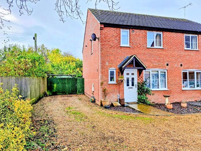 3 Bedroom Semi-Detached House For Sale In Furniss Close, Woodford Halse, NN11