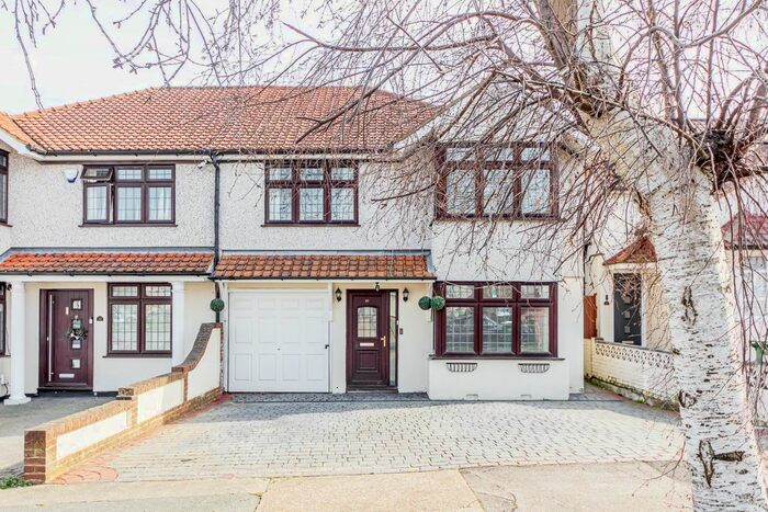 4 Bedroom Semi-Detached House To Rent In Brook Lane, Bexley, DA5