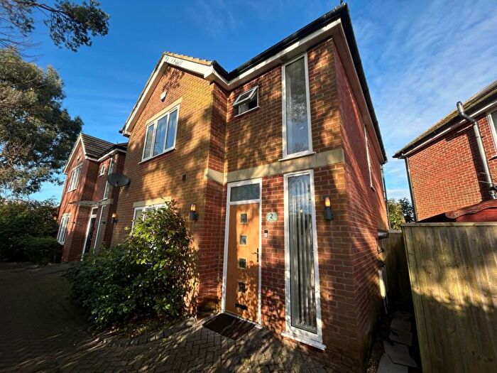 3 Bedroom Detached House To Rent In The Crescent, Netley Abbey, Southampton, Hampshire, SO31