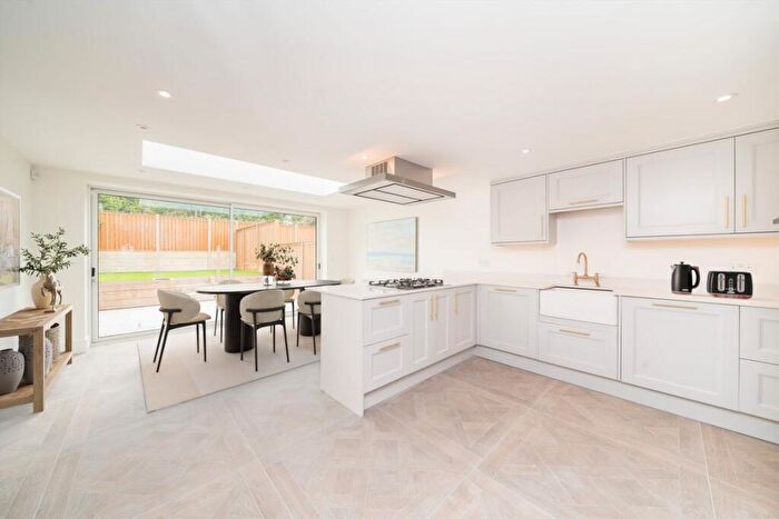 4 Bedroom Flat To Rent In Knowsley Road, Battersea, SW11