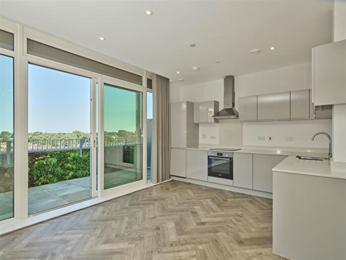 3 Bedroom Flat For Sale In Plot Verla Penthouse Grosvenor Road, St. Albans, AL1