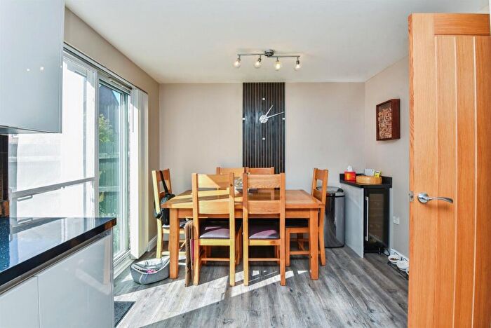 5 Bedroom End Of Terrace House For Sale In Middlefield Road, Chippenham, SN14