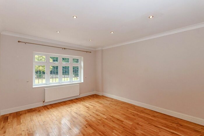5 Bedroom Detached House For Sale In Courtleas, Cobham, KT11