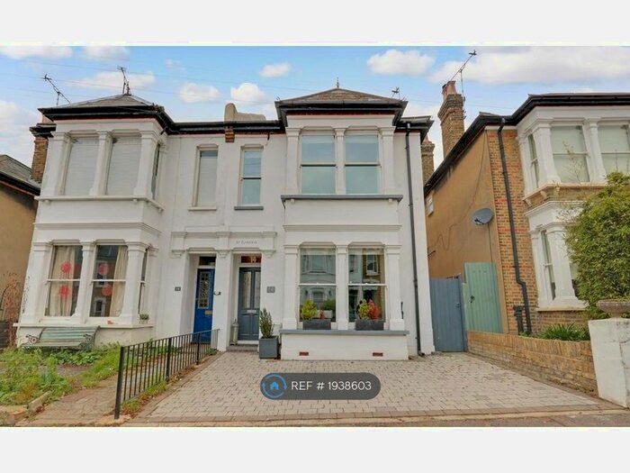 3 Bedroom Semi-Detached House To Rent In Leigh-On-Sea, Leigh-On-Sea, SS9