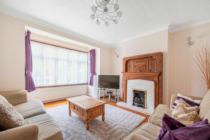 3 Bedroom Semi-Detached House To Rent In Barnet, Barnet, EN5