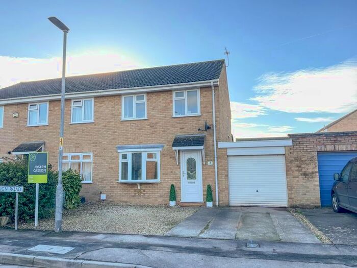 3 Bedroom Semi-Detached House For Sale In Sovereign Road, Bridgwater, TA6