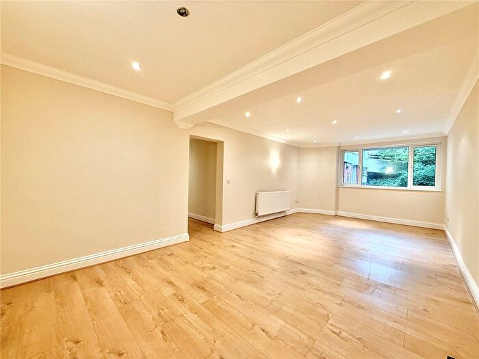 3 Bedroom Flat To Rent In Queens Walk, Ealing, London, W5