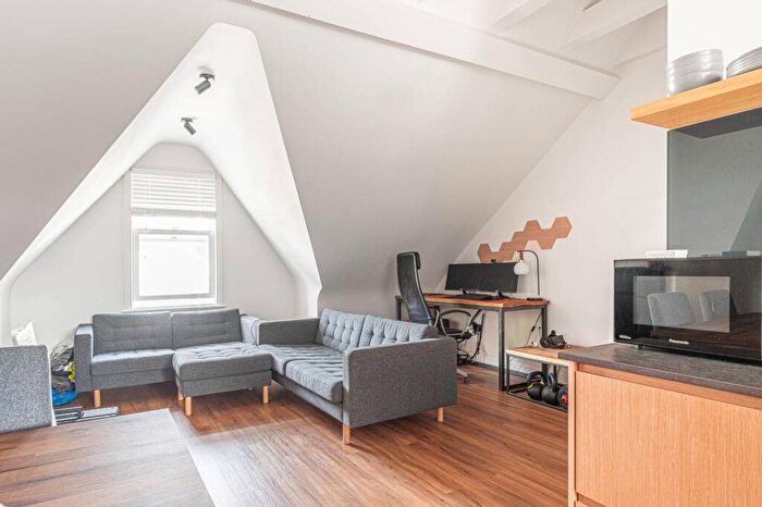 2 Bedroom Maisonette To Rent In The Limes Avenue, New Southgate, London, N11