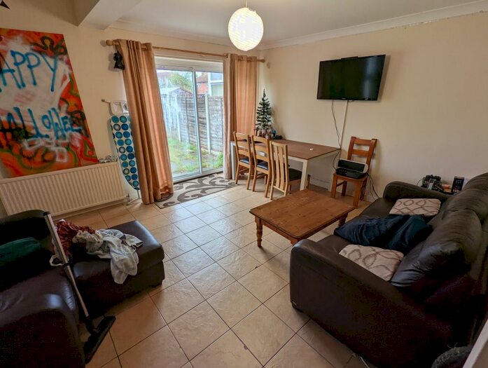 5 Bedroom Semi-Detached House To Rent In Longbarn Lane, Reading, RG2