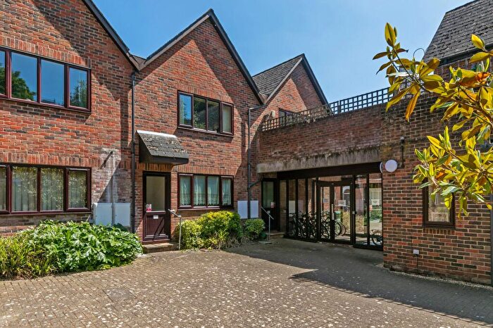 1 Bedroom Flat To Rent In Staple Gardens, Bilberry Court Staple Gardens, SO23