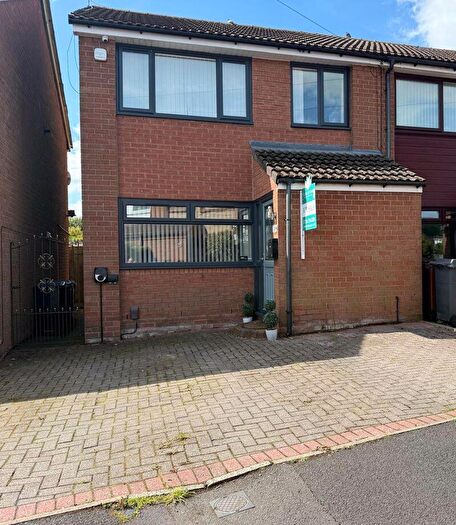 3 Bedroom Semi-Detached House For Sale In Alwin Road, Oldham, OL2