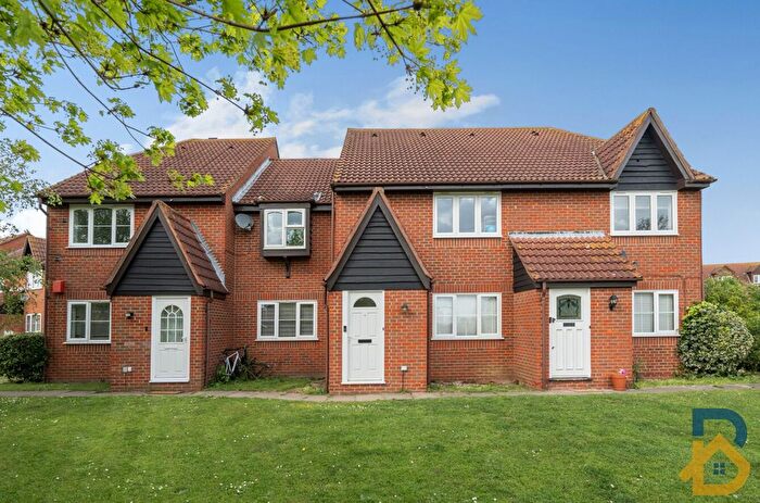 2 Bedroom Flat For Sale In Creasey Close, Hornchurch, RM11