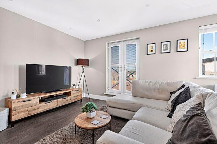 1 Bedroom Flat For Sale In High Street, Walton-On-Thames, KT12